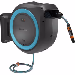 L’innovativo avvolgitubo a parete PowerRoll XXL solo di GARDENA, alimentato a batteria e con tecnologia di riavvolgimento aut ...