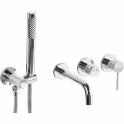 Rubinetto da bagno con kit doccia. Questo miscelatore da parete per vasca da bagno presenta un design minimalista, perfetto p ...
