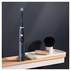 Oral-B iO 7n Spazzolino Elettrico Ricaricabile Nero Esclusivo Con Tecnologia Magnetica Rivoluzionaria, Display In Bianco E Nero, 1 Testina, 1 Custodia Da Viaggio Premium, Designed By Braun - Vista aggiuntiva 5