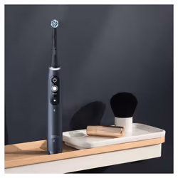 Oral-B iO Spazzolino Elettrico Ricaricabile 7S Nero, 2 Testine, 1 Custodia Da Viaggio, 1 Spazzolino - Vista aggiuntiva 4