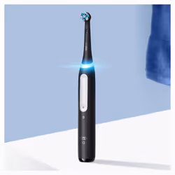 Oral-B iO Spazzolino Elettrico Ricaricabile 4S Nero, 1 Testina Di Ricambio, 1 Custodia Da Viaggio - Vista aggiuntiva 4