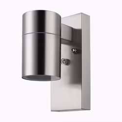 Fai brillare il tuo giardino. Le lampade da esterno in acciaio inox hanno una protezione contro gli spruzzi (IP44) e le intem ...