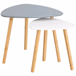 Set di due tavolini con superficie bianca e gambe in bambù chiaro, che combinano uno stile contemporaneo e retrò. Ispirati da ...