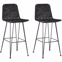 Set di 2 sgabelli in rattan per interni. Set di due bellissime sedie alte da bar in stile boho. La seduta e lo schienale sono ...