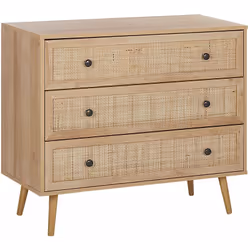 Credenza con fronte in vimini. I frontali dei cassetti in rattan naturale di questa cassettiera risaltano l'arredamento boho, ...