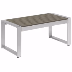 Pratico tavolino da esterno in alluminio anodizzato. Elegante e dalle linee pulite, questo pratico tavolino basso da esterno, ...