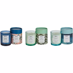 Set di 3 candele aromatiche . Sperimenta il calore di questo trio di squisite candele in cera di soia. Racchiuse in un elegan ...