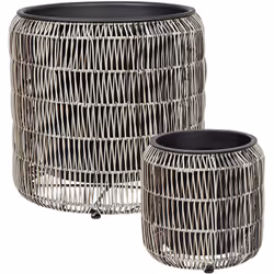 Set di 2 fioriere in finto rattan. Se desideri aggiungere un tocco extra alle tue piante, posizionale in questo set di due va ...