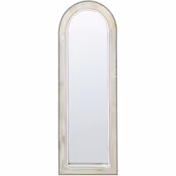 Specchio da appendere dal design anticato. Uno specchio da parete elegantemente arrotondato con un'insolita cornice decorativ ...