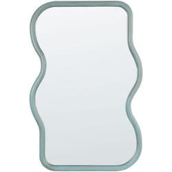 Specchio moderno da parete con cornice in legno di Paulownia di forma irregolare e ganci Blu Ronnet