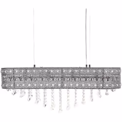 Lampadario in ferro con cristalli. Questo lampadario in ferro, con un'elegante finitura cromata, è un pezzo forte per qualsia ...