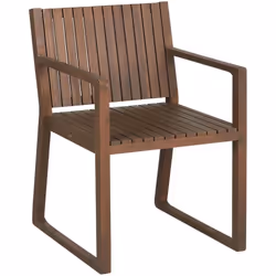 Sedia da esterno in legno. Una rivisitazione moderna della classica sedia da giardino è ottenuta con forme squadrate e linee ...