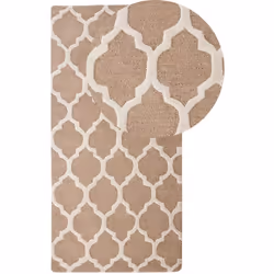 Tappeto beige con motivo geometrico. Decora ogni ambiente con questo tappeto. Realizzato a mano in un sapiente mix di lana e  ...