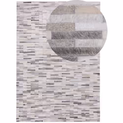 Tappeto rettangolare in pelle grigia con motivo patchwork. Porta un tocco glamour in soggiorno o nella zona office con questo ...