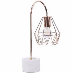 Moderna lampada da tavolo in metallo. Questa lampada da tavolo saprà integrarsi alla perfezione in ambienti in stile moderno. ...