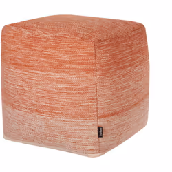 Moderno e morbido pouf a forma cubica. Aggiungi uno stile confortevole e distintivo a qualsiasi zona giorno con questo pouf a ...