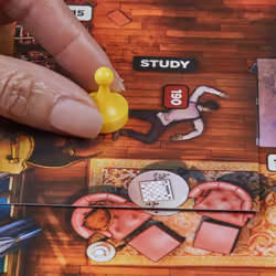 Cluedo Escape - Il Tradimento a Villa Tudor, un gioco di misteri ed enigmi in versione Escape Game, un gioco da tavolo cooperativo per famiglie, dai 10 anni in su, da 1 a 6 giocatori - Vista aggiuntiva 8