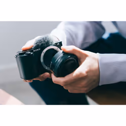 Sony α Alpha ZV-E10L - Mirrorless Vlog ad ottiche intercambiabili, sensore APS-C e obiettivo Power Zoom 16-50mm f / 3.5-5.6 (schermo ad angolazione variabile per vlog, video 4K, Real-time Eye Autofocus) - Vista aggiuntiva 6