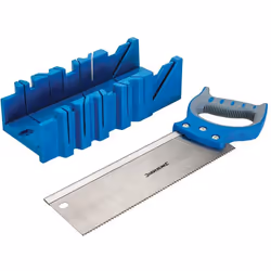 Plastica ABS leggera e resistente agli impatti. Angoli di taglio 90°, 45° e 22,5°. Fori per il fissaggio su un banco da lavor ...