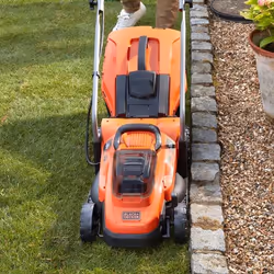 Black & Decker BCMW3318N Tagliaerba a spinta Batteria Nero, Arancione - Vista aggiuntiva 7