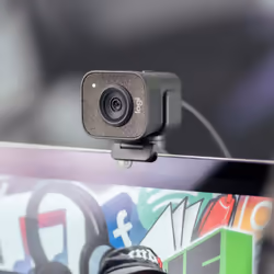 Logitech for Creators StreamCam - Webcam Premium per Streaming e Creazione Contenuti Video, Full HD 1080p 60 fps, Lente in Vetro Premium, Messa a Fuoco Automatica, USB, per PC, Mac. Grafite - Vista aggiuntiva 4