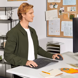 Logitech Lift Left Mouse Ergonomico Verticale, per Mancini, Senza Fili, Bluetooth o Logi Bolt USB, Clic Silenziosi, 4 Tasti, Compatibile con Windows / macOS / iPadOS, Laptop, PC. Grafite - Vista aggiuntiva 4