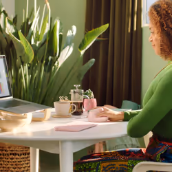Logitech Lift Mouse Ergonomico Verticale, Senza Fili, Ricevitore Bluetooth o Logi Bolt USB, Clic Silenziosi, 4 Tasti, Compatibile con Windows / macOS / iPadOS, Laptop, PC. Rosa - Vista aggiuntiva 4