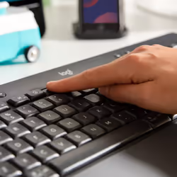 Logitech Signature K650 tastiera Ufficio Bluetooth QWERTZ Svizzere Grafite - Vista aggiuntiva 3