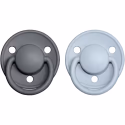 Completa l’abbigliamento del tuo bambino con un ciuccio di design dal colore elegante e una finitura opaca. Il ciuccio BIBS D ...