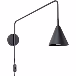 NOX è una lampada da parete dal design leggero ma distintivo, con un lungo braccio in metallo. Il paralume geometrico a forma ...