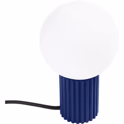 Scoprite HALO, una lampada progettata per diventare il fulcro dei vostri interni. Attira l'attenzione con la sua forma distin ...