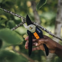 Fiskars Solid P121 cesoia da potatura Bypass Nero
