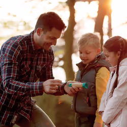 Hape Hand-Powered Flashlight Bamboo, Verde Torcia a mano