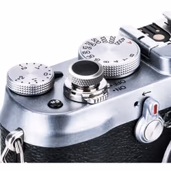 JJC SRB-GR Soft release button Nero, Argento Universale Fujifilm

X-T5/X-T4/X-T3/X-T30II/X-E4/X-E2S/X-E3/X-E5/X-PRO1/X-PRO2/X-T2/X-T30 III/

X-T10/X-T20/X100/X100V/X100VI/X100S/ X100T/X100F/X10/X20/X30/X-M5/GFX100RF/

Xhalf

Leica

M7/M8/M8.2/M9/M9-P/M10/M-E/M-P/M-A/M-Monochrom/M Type 240/D-LUX 8/Q3 43

Canon

F-1, New F-1, AE-1 (FD mount)

Nikon

Df/F3/M2

Sony

RX1R II/RX10/RX10 II/RX10 III (Sony RX1 series does not need to install the rubber ring)

Other Brands

Minolta XD7, Minolta SR-7, Rollei (LM mount), Olympus OM-1, Hassellad 503CW 1 pz - Vista aggiuntiva 4