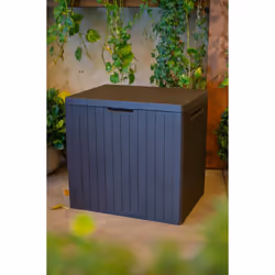 Il contenitore da giardino City della Keter ha un aspetto attraente che imita il legno, ma è realizzato in plastica durevole, ...