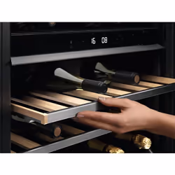 Electrolux EWUD040B8B Cantinetta vino con compressore Da incasso Nero 40 bottiglia/bottiglie - Vista aggiuntiva 5