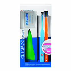 Curaprox Ortho Kit è un set completo per chi porta apparecchi ortodontici, garantendo una pulizia efficace e delicata. Includ ...