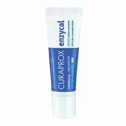 Curaprox Enzycal 951 è un dentifricio delicato con 950 ppm di fluoruro di sodio, ideale per tutta la famiglia. Offre doppia p ...