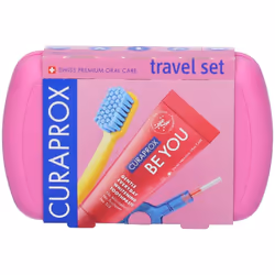 Curaprox Travel Set Pink è un set da viaggio con spazzolini e con dentifricio. Confezione da 1 pezzo. 