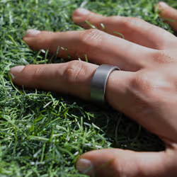 Ultrahuman Ring AIR – taglia 8- Monitor del sonno e dell'attività fisica, anello intelligente per uomo e donna, nessuna spesa per l'app per le funzioni standard, durata della batteria fino a 6 giorni, Raw Titanium - Vista aggiuntiva 8