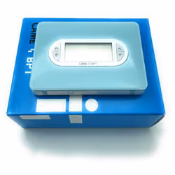 Cronotermostato digitale settimanale, corpo colore bianco, cover intercambiabili bianco e azzurro Kristal, alimentazione a ba ...