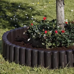 Bordura modulare dal decoro simil legno, formata da sei elementi componibili tra loro in modo semplice e veloce grazie al pra ...