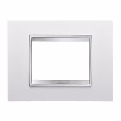 Placca LUX Gewiss Chorus, 3 moduli, colore bianco. Da applicare sul supporto 16803. Caratteristiche: Serie Gewiss Chorus Plac ...
