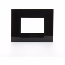 Placca Geo a 3 moduli, in tecnopolimero nero toner con finitura lucida, progettata per coordinarsi con le diverse componenti ...