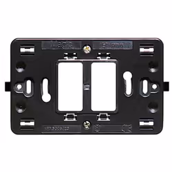 Supporto Bticino Magic 2 posti (moduli) centrati. Può essere fissato con graffette oppure con viti, prevede il montaggio sull ...