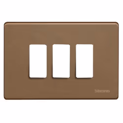 Placca per Interruttori Bticino Magic, 3 posti (moduli) colore bronzo, con sottoplacca isolante e aggancio graduale per suppo ...