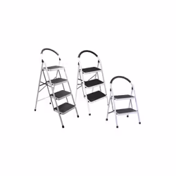 Sgabelli in acciaio verniciato bianco, ampi gradini gommati antiscivolo, portata max 150 Kg. Certificazione GS TUV EAN 14183