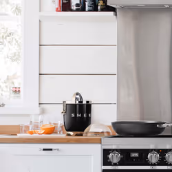 Smeg Spremiagrumi 50's Style – Nero LUCIDO – CJF01BLEU - Vista aggiuntiva 5