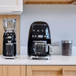 Smeg Macchina da Caffè Filtro 50's Style – Nero LUCIDO – DCF02BLEU - Vista aggiuntiva 6