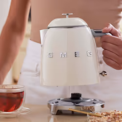 Smeg Mini Bollitore 50's Style – Panna LUCIDO – KLF05CREU - Vista aggiuntiva 6